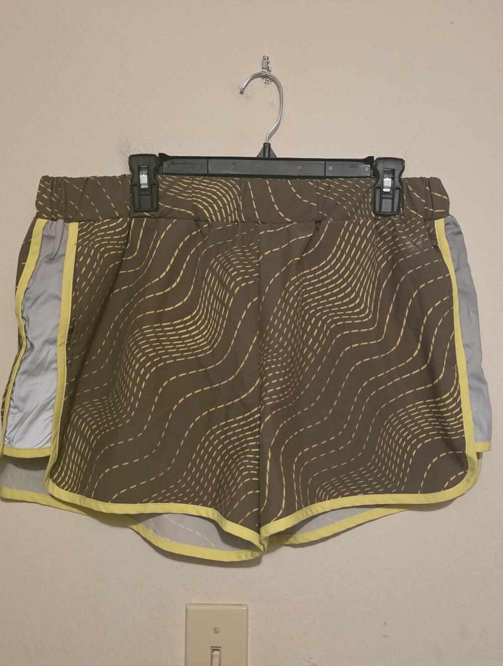TomboyX Brown Athletic Shorts with Yellow Trim Size Large